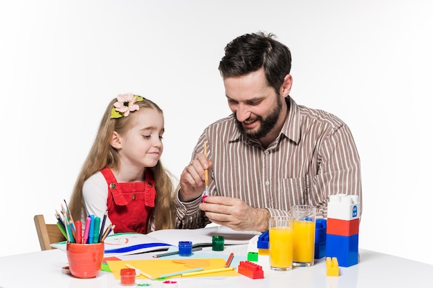 La figlia e il padre che disegnano insieme