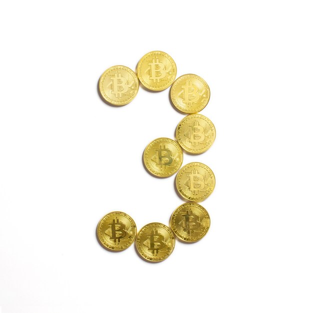 La figura di 3 presentata da monete bitcoin e isolato su sfondo bianco