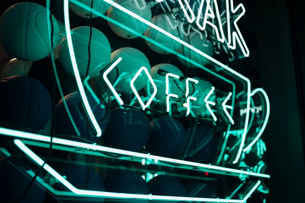 La fonte greca del caffè firma dentro le luci al neon