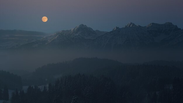 La fotografia aerea di montagna che osserva la luna piena