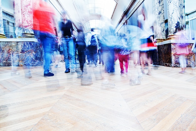 La gente che cammina in un centro commerciale