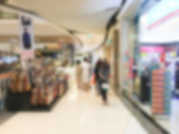 La gente che cammina in un centro commerciale