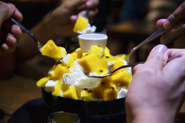 La gente che mangia il dessert dolce di bingsu