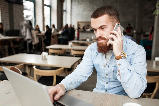 La gente che studia adulto del computer portatile di affari