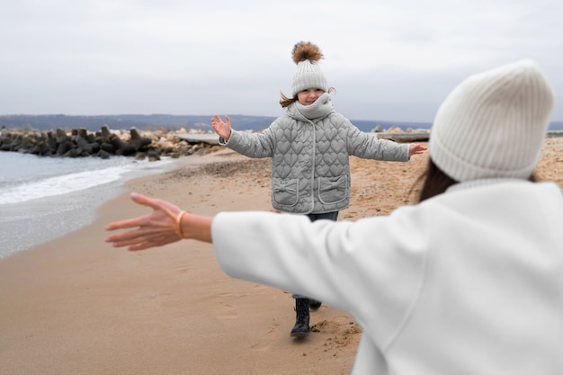 La gente che va a fare una passeggiata al mare in inverno