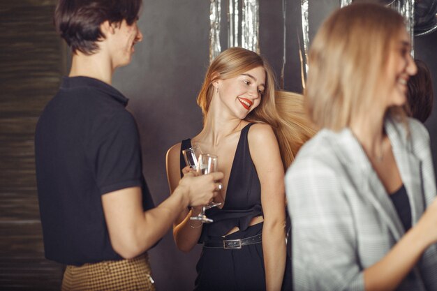 La gente festeggia un nuovo anno con uno champagne