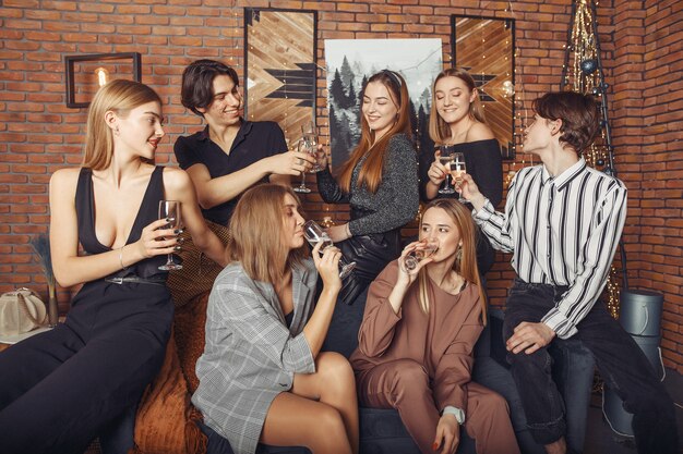 La gente festeggia un nuovo anno con uno champagne