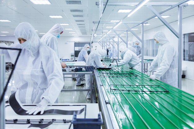 La gente in costumi d&#39;isolamento bianchi che lavorano in laboratorio