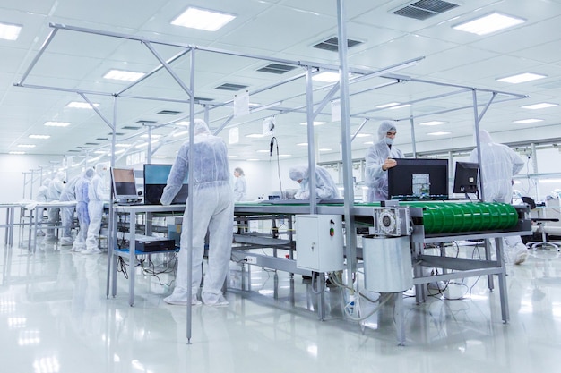 La gente in costumi d&#39;isolamento bianchi che lavorano in laboratorio