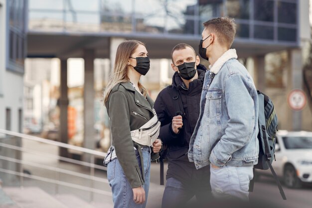 La gente in maschera si trova sulla strada