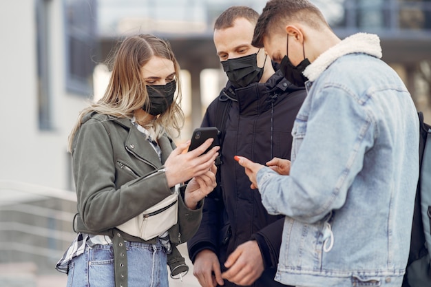 La gente in maschera si trova sulla strada