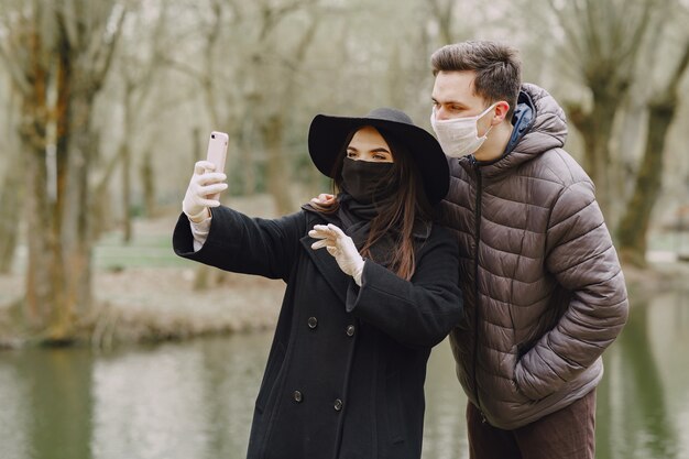 La gente in maschera si trova sulla strada