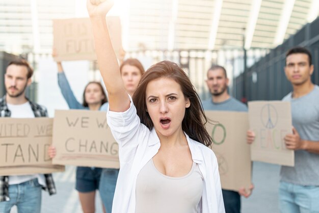 La gente marcia insieme per protesta