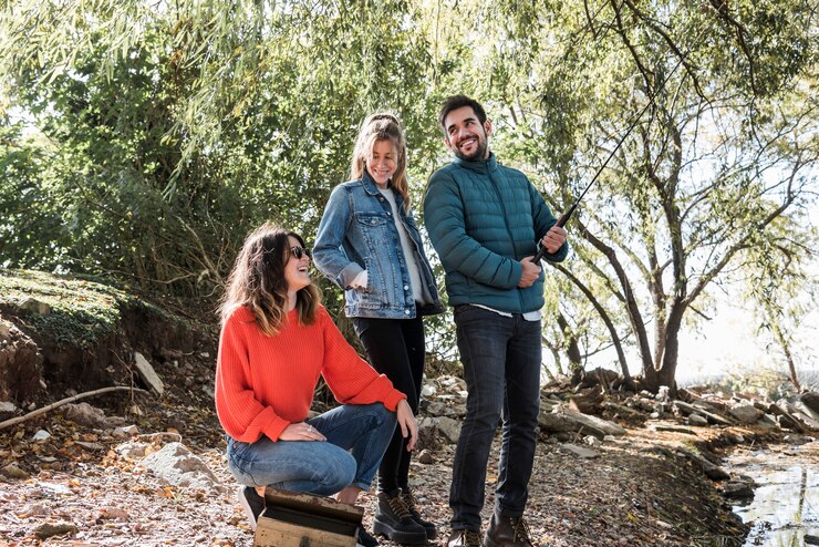 Foto gratuito la gente parla e pesca nel fiume