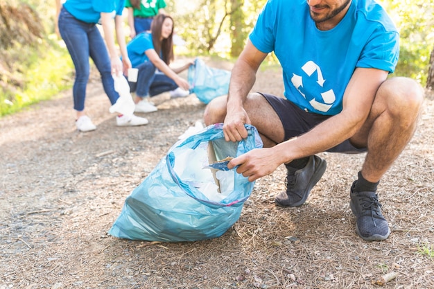 La gente raccoglie spazzatura nella foresta