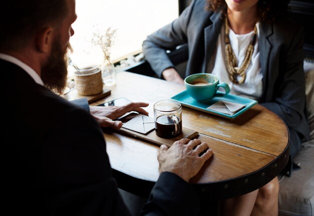 La gente ritrova insieme alla caffetteria