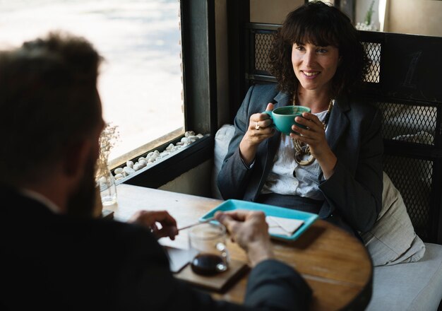 La gente ritrova insieme alla caffetteria