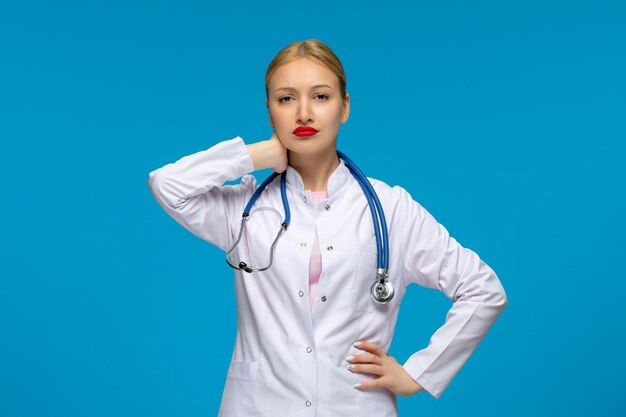 La giornata mondiale dei medici ha infastidito il medico che tiene la testa con lo stetoscopio nel camice medico