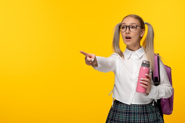 La giornata mondiale del libro ha scioccato la ragazza della scuola con una fiaschetta rosa su sfondo giallo