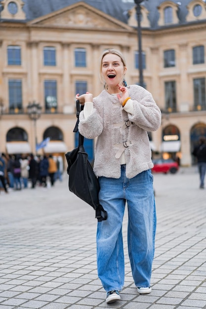 la giovane bella donna cammina a Parigi. Il concetto di una foto di viaggio felice.