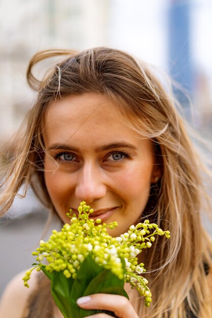 La giovane bella donna cammina per la città in Europa, foto di strada, donna in posa nel centro della città