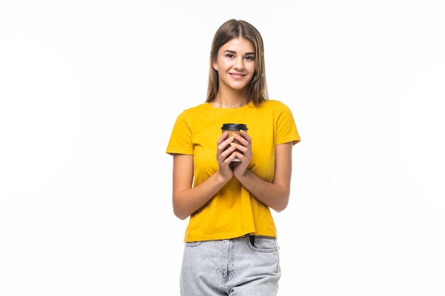 La giovane bella donna offre la tazza di caffè bianca su gray