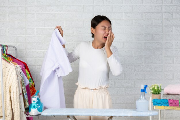 La giovane cameriera che puzza, l'odore della camicia finita sul mattone bianco.