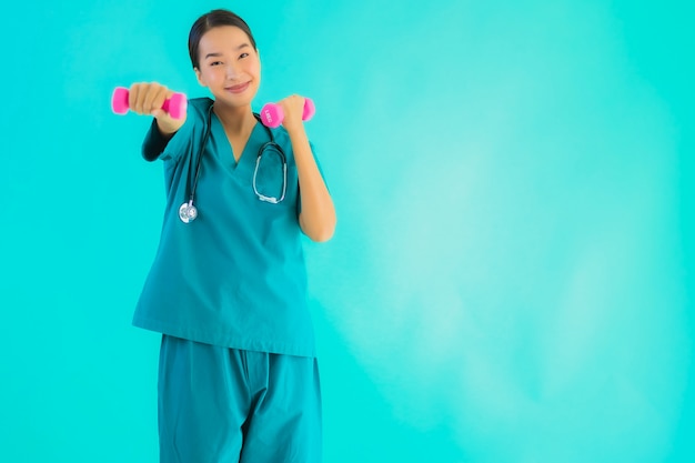 la giovane donna asiatica del medico si esercita con il dumbbell