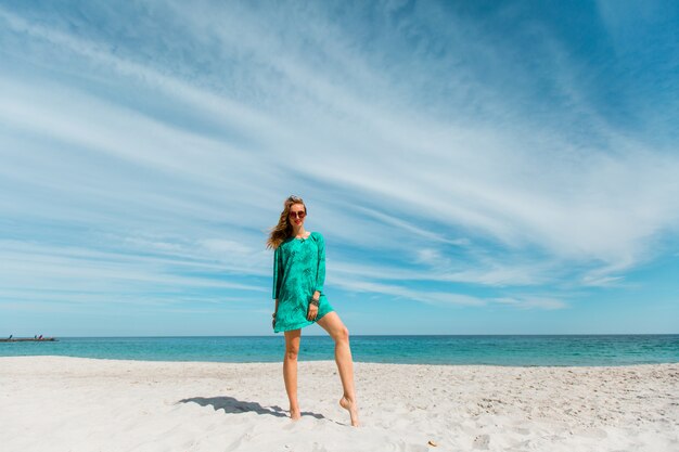 La giovane donna bionda si diverte e si gode le sue vacanze estive