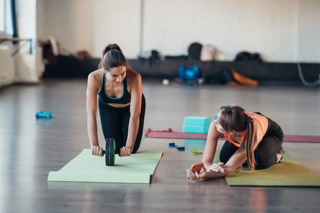 La giovane donna che pratica lo yoga è impegnata con l'insegnante online.