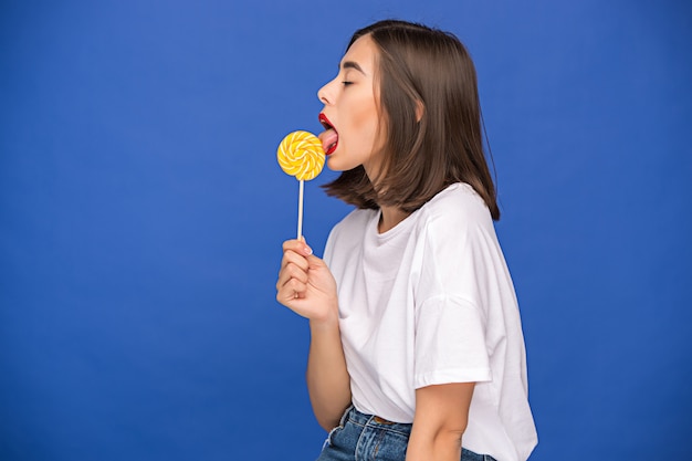 La giovane donna con lecca-lecca colorata