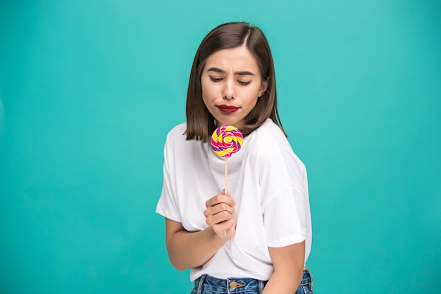 La giovane donna con lecca-lecca colorata