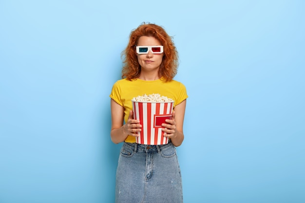 La giovane donna dai capelli rossi si sente annoiata a guardare film storici, visita il cinema