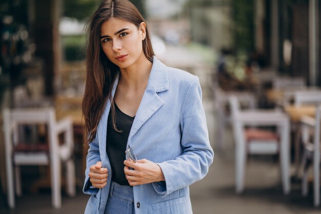 La giovane donna di affari si è vestita in vestito blu