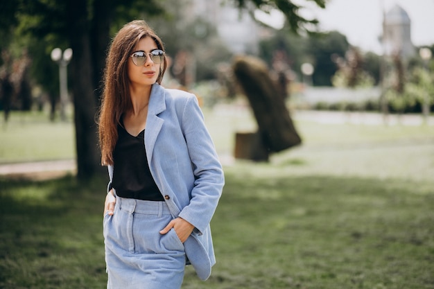 La giovane donna di affari si è vestita in vestito blu