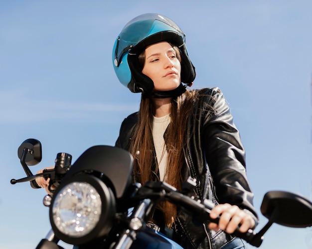 La giovane donna guida una motocicletta