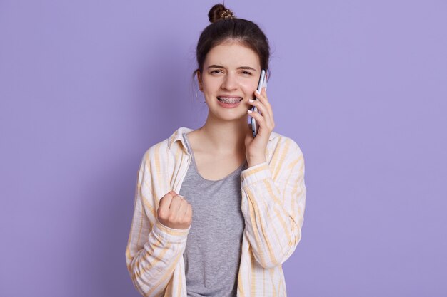 La giovane donna ha una conversazione con un amico e un pugno chiuso