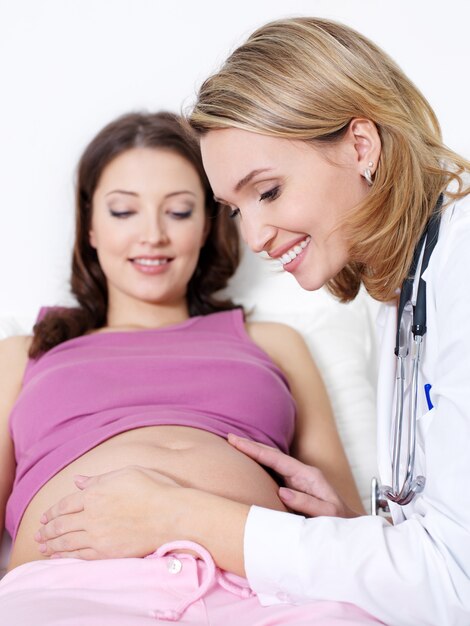 La giovane donna incinta beautful felice sta curando dal medico