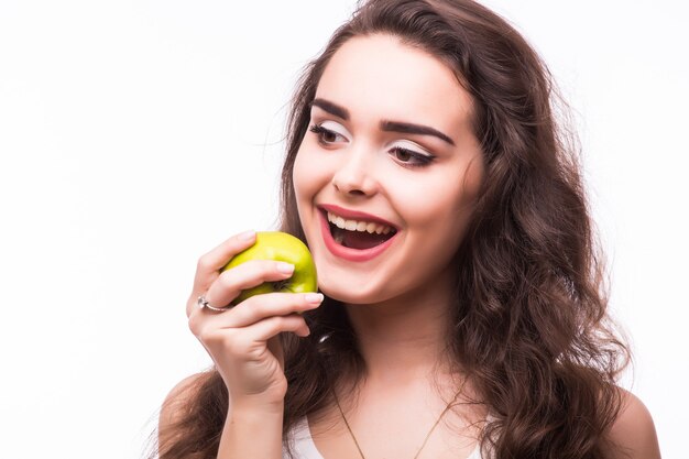 La giovane donna mangia la mela verde. Salute dei denti. Stomatologia