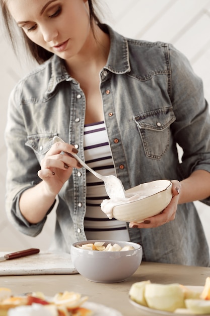 La giovane donna prepara la colazione in cucina