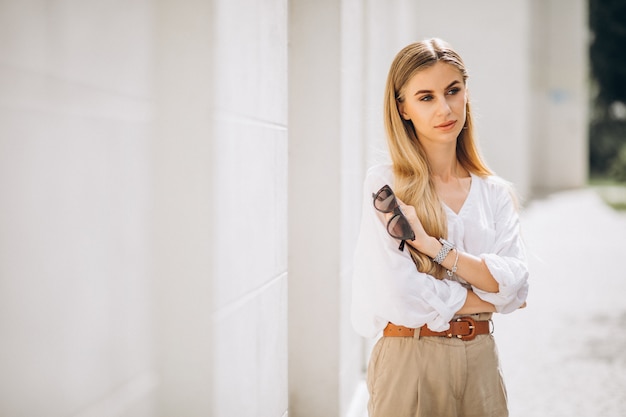 La giovane donna si è vestita in attrezzatura dell'estate fuori nella città