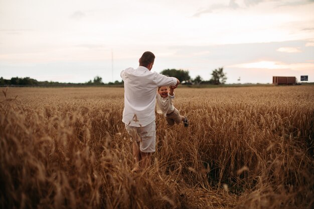 La giovane famiglia caucasica con un bambino trascorre molto tempo insieme e si diverte