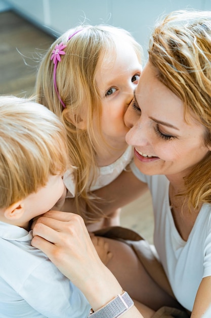 la giovane madre con i bambini si riunisce al mattino, coccolandosi