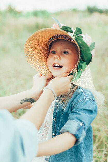 La giovane madre e figlia su erba verde