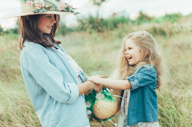 La giovane madre e figlia sull'erba verde