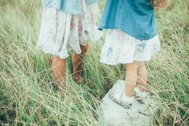 La giovane madre e figlia sull'erba verde