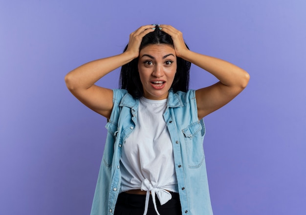 La giovane ragazza caucasica sorpresa tiene lo sguardo capo