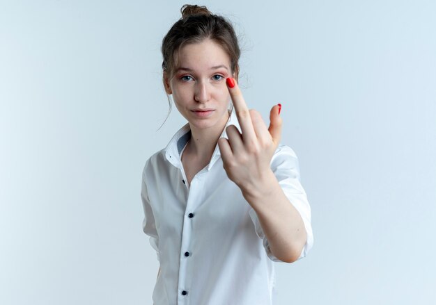 La giovane ragazza russa bionda sicura mostra il dito medio isolato su spazio bianco con lo spazio della copia