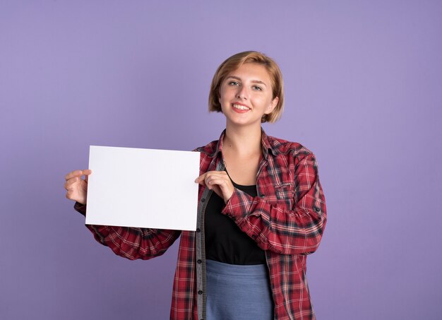 La giovane studentessa slava sorridente tiene un foglio di carta paper