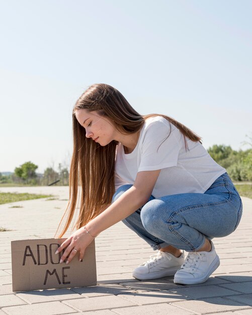 La holding della ragazza del colpo completo mi adotta il segno